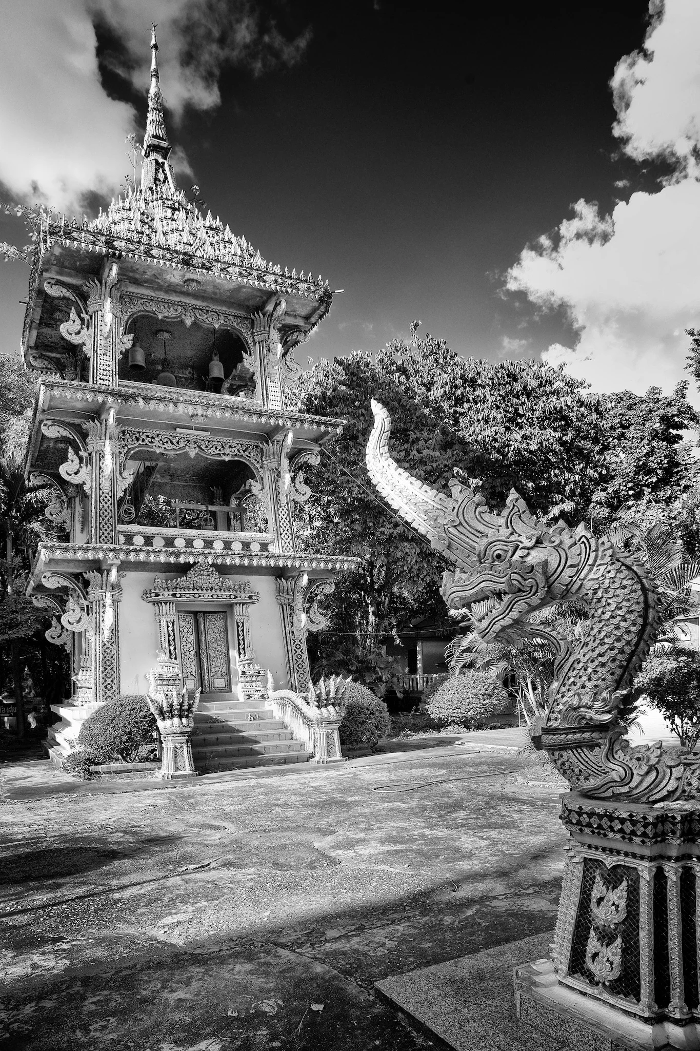 From the impressive series of Thai Temple images by photographer Peter Pickering