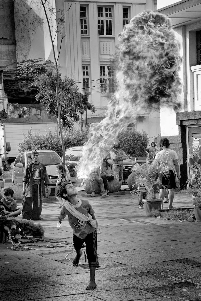 Street photographer Peter Pickering in Jakarta spots family of unique street performers